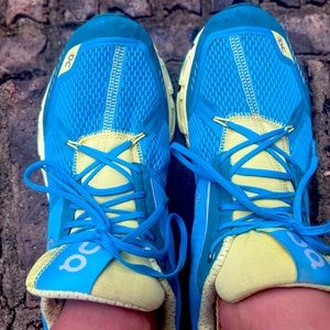 On Cloud running shoes, size w 9.5